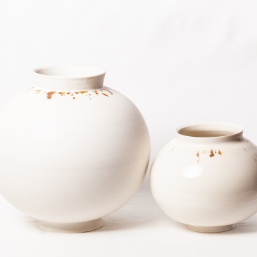 Pareja jarrones blancos con drip cobre