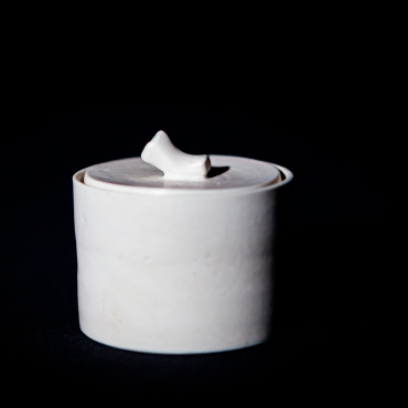 Tarro blanco con tapa esculpida